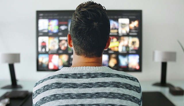 muž před tv