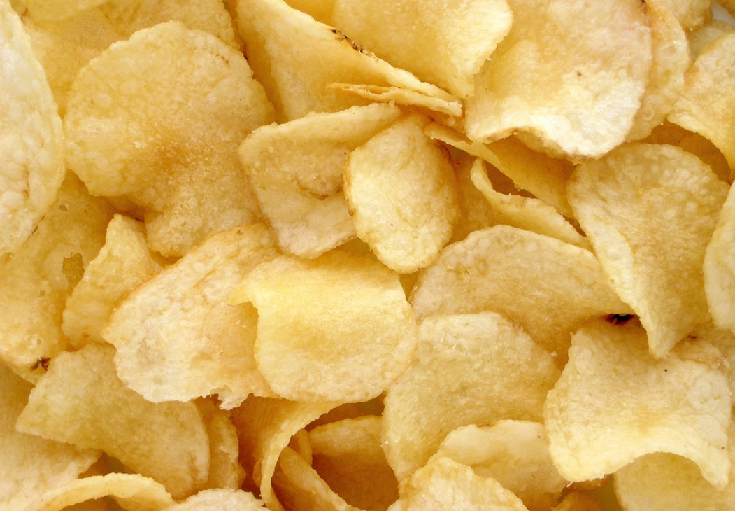 křupavé chipsy